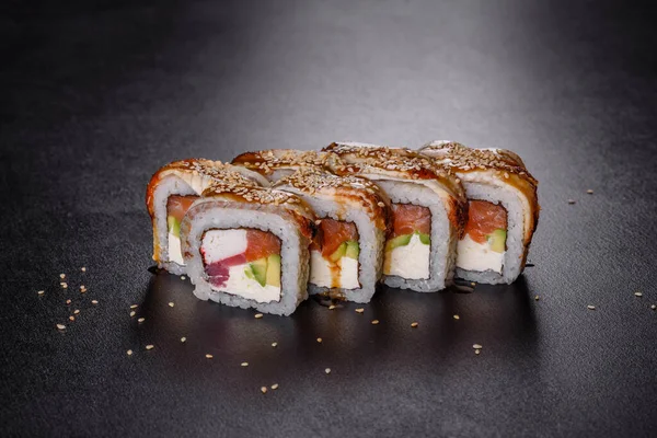 Sushi Roll Sushi Krewetkami Awokado Serem Śmietankowym Sezamem Menu Sushi — Zdjęcie stockowe