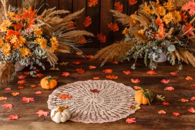 Renkli yapraklar, kuru çiçekler ve örülmüş balkabaklarıyla güzel bir sonbahar fotoğraf bölgesi.