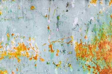 Çatlakları ve çizikleri olan metal bir duvarın dokusu arka plan olarak kullanılabilir.