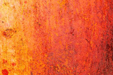 Çatlakları ve çizikleri olan metal bir duvarın dokusu arka plan olarak kullanılabilir.