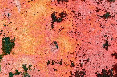 Çatlakları ve çizikleri olan metal bir duvarın dokusu arka plan olarak kullanılabilir.