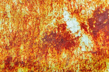 Çatlakları ve çizikleri olan metal bir duvarın dokusu arka plan olarak kullanılabilir.