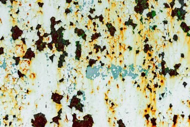 Çatlakları ve çizikleri olan metal bir duvarın dokusu arka plan olarak kullanılabilir.