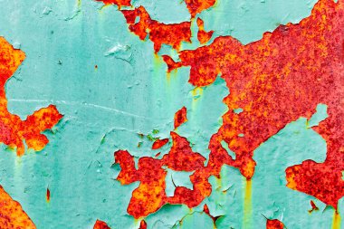 Çatlakları ve çizikleri olan metal bir duvarın dokusu arka plan olarak kullanılabilir.