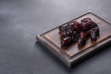 Koyu beton arka planda güzel lezzetli tarihler. Lezzetli sağlıklı meyve