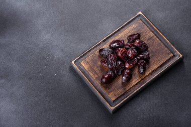 Koyu beton arka planda güzel lezzetli tarihler. Lezzetli sağlıklı meyve