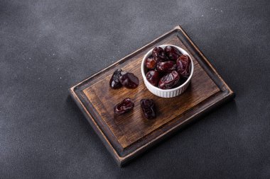 Koyu beton arka planda güzel lezzetli tarihler. Lezzetli sağlıklı meyve