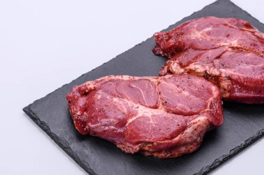 Siyah ahşap arka planda mükemmel çiğ biftek, yakın plan.