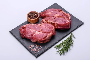 Siyah ahşap arka planda mükemmel çiğ biftek, yakın plan.