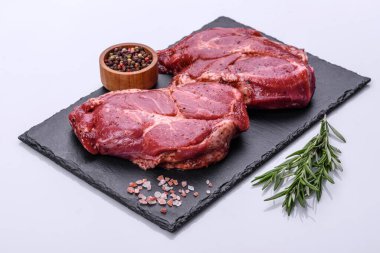 Siyah ahşap arka planda mükemmel çiğ biftek, yakın plan.