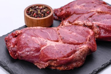 Siyah ahşap arka planda mükemmel çiğ biftek, yakın plan.