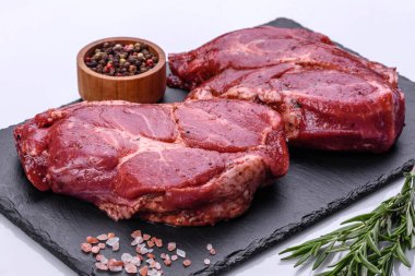 Siyah ahşap arka planda mükemmel çiğ biftek, yakın plan.