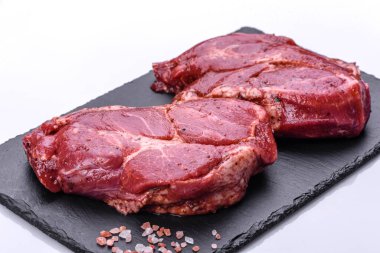 Siyah ahşap arka planda mükemmel çiğ biftek, yakın plan.