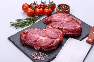 Siyah ahşap arka planda mükemmel çiğ biftek, yakın plan.