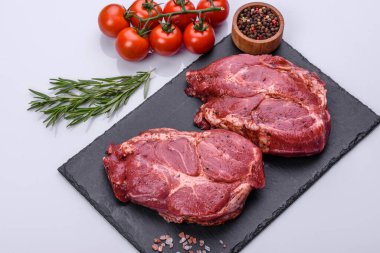 Siyah ahşap arka planda mükemmel çiğ biftek, yakın plan.