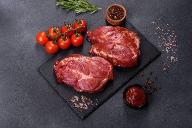 Siyah ahşap arka planda mükemmel çiğ biftek, yakın plan.