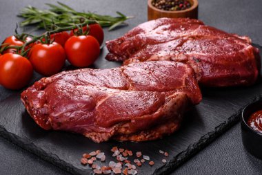 Siyah ahşap arka planda mükemmel çiğ biftek, yakın plan.