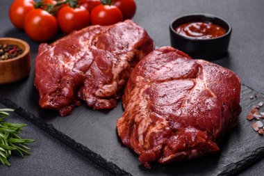 Siyah ahşap arka planda mükemmel çiğ biftek, yakın plan.