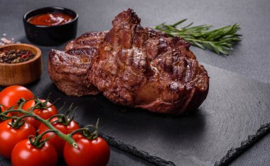 Masada servis edilen leziz ızgara et madalyonlarının yakın görüntüsü.