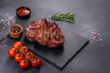 Masada servis edilen leziz ızgara et madalyonlarının yakın görüntüsü.