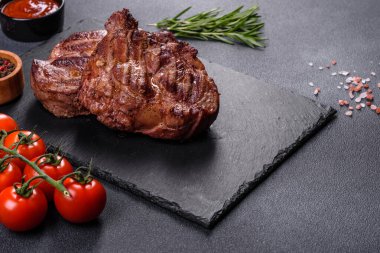 Masada servis edilen leziz ızgara et madalyonlarının yakın görüntüsü.