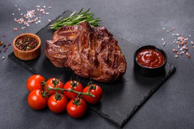 Masada servis edilen leziz ızgara et madalyonlarının yakın görüntüsü.