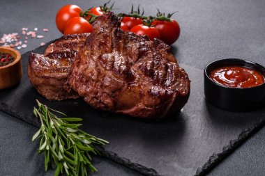 Masada servis edilen leziz ızgara et madalyonlarının yakın görüntüsü.