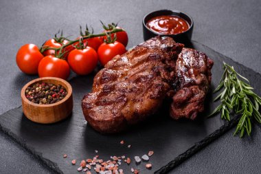 Masada servis edilen leziz ızgara et madalyonlarının yakın görüntüsü.