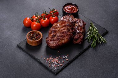 Masada servis edilen leziz ızgara et madalyonlarının yakın görüntüsü.