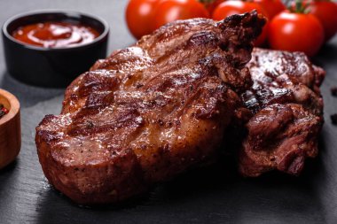 Masada servis edilen leziz ızgara et madalyonlarının yakın görüntüsü.