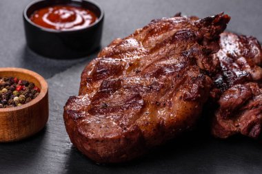 Masada servis edilen leziz ızgara et madalyonlarının yakın görüntüsü.