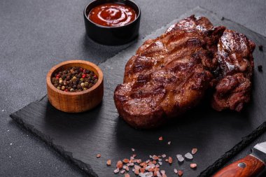 Masada servis edilen leziz ızgara et madalyonlarının yakın görüntüsü.