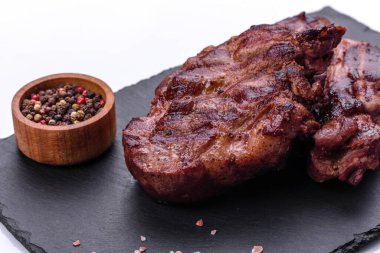 Masada servis edilen leziz ızgara et madalyonlarının yakın görüntüsü.