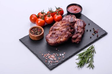 Masada servis edilen leziz ızgara et madalyonlarının yakın görüntüsü.