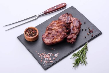 Masada servis edilen leziz ızgara et madalyonlarının yakın görüntüsü.