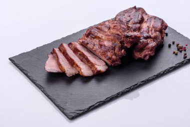 Masada servis edilen leziz ızgara et madalyonlarının yakın görüntüsü.