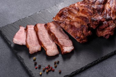 Masada servis edilen leziz ızgara et madalyonlarının yakın görüntüsü.