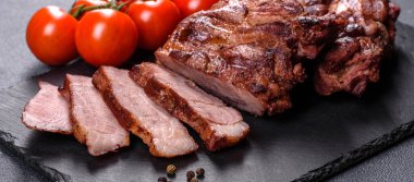 Masada servis edilen leziz ızgara et madalyonlarının yakın görüntüsü.