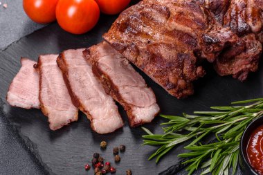 Masada servis edilen leziz ızgara et madalyonlarının yakın görüntüsü.