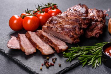 Masada servis edilen leziz ızgara et madalyonlarının yakın görüntüsü.