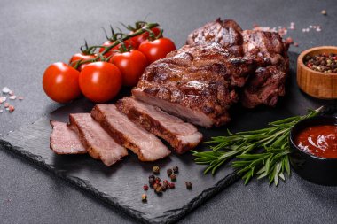 Masada servis edilen leziz ızgara et madalyonlarının yakın görüntüsü.