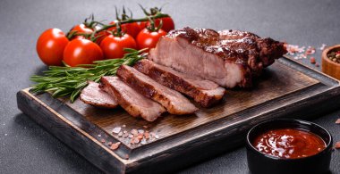 Masada servis edilen leziz ızgara et madalyonlarının yakın görüntüsü.