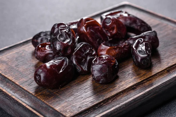 Vackra Läckra Datum Mörk Betong Bakgrund Smaklig Frisk Frukt — Stockfoto