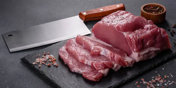 Filete Cerdo Crudo Una Tabla Cortar Con Hierbas Especias Mesa —  Fotos de Stock