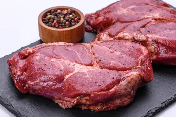 Siyah ahşap arka planda mükemmel çiğ biftek, yakın plan.
