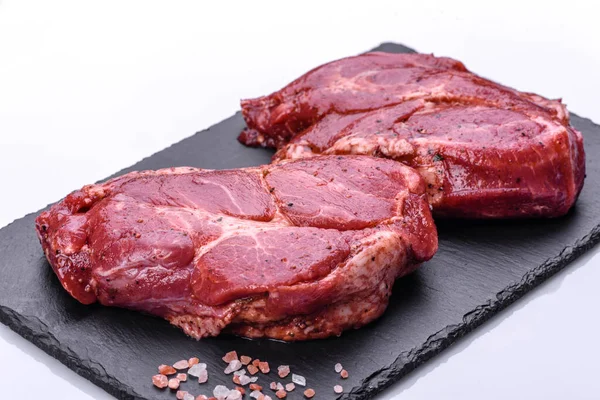 Siyah ahşap arka planda mükemmel çiğ biftek, yakın plan.