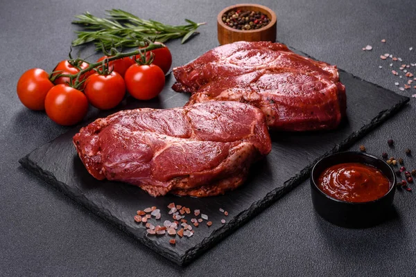 Siyah ahşap arka planda mükemmel çiğ biftek, yakın plan.
