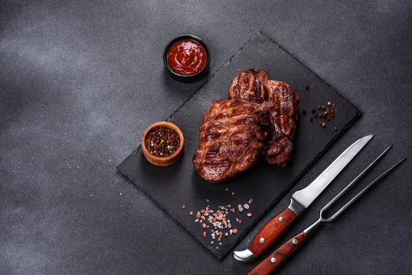 Masada servis edilen leziz ızgara et madalyonlarının yakın görüntüsü.