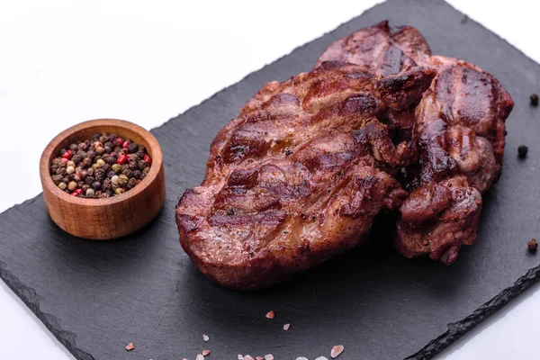 Masada servis edilen leziz ızgara et madalyonlarının yakın görüntüsü.