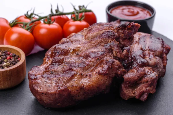 Masada servis edilen leziz ızgara et madalyonlarının yakın görüntüsü.